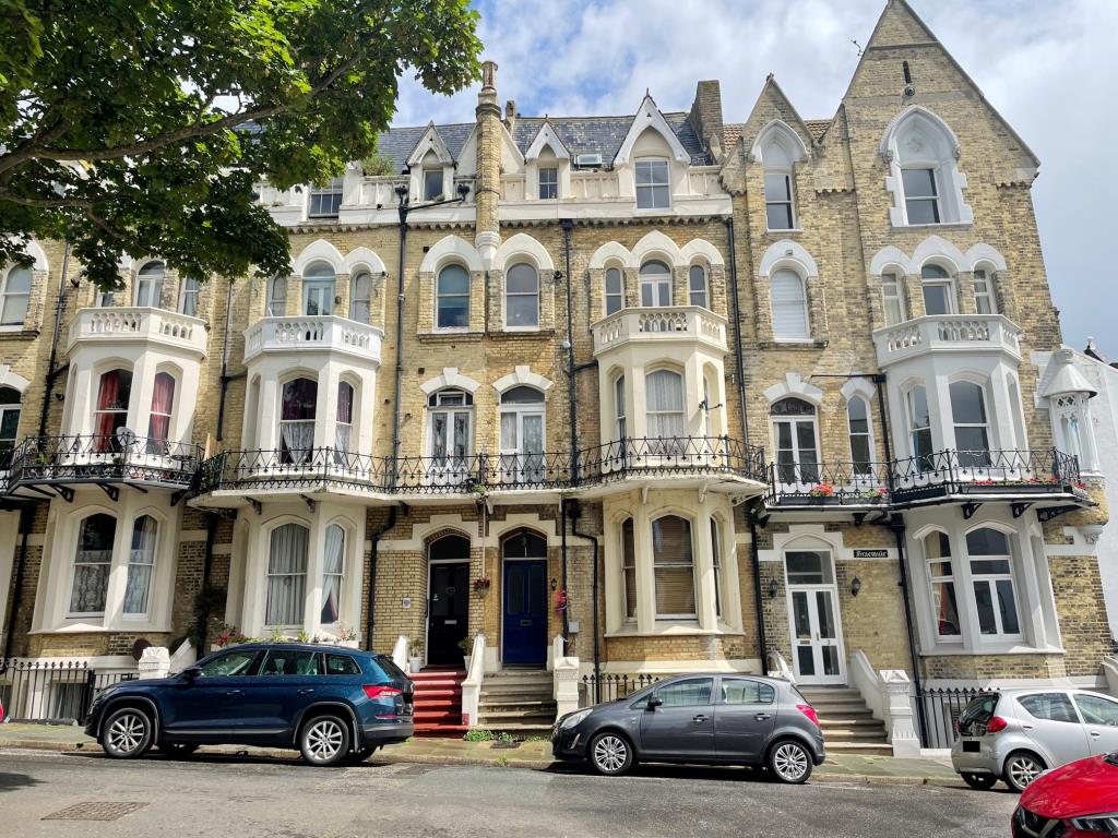 Lot: 100 - FIRST FLOOR BALCONY FLAT - RESIDENTIAL INVESTMENT -